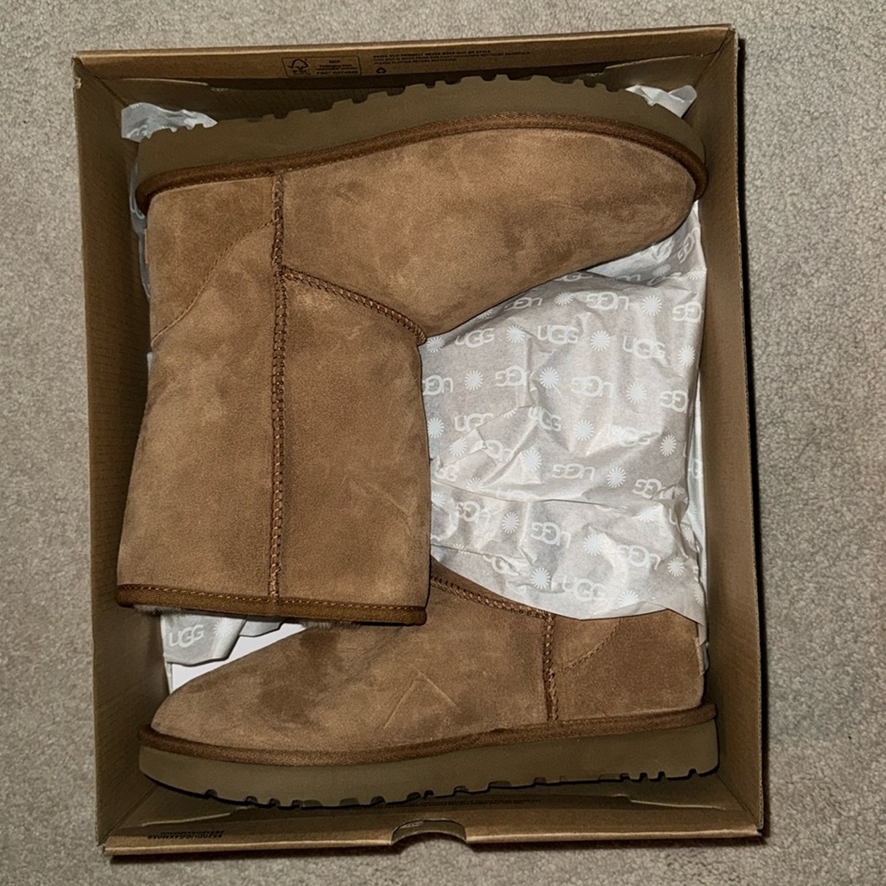 NWT UGG Woman Size 10 Classic Short Chestnut Boots